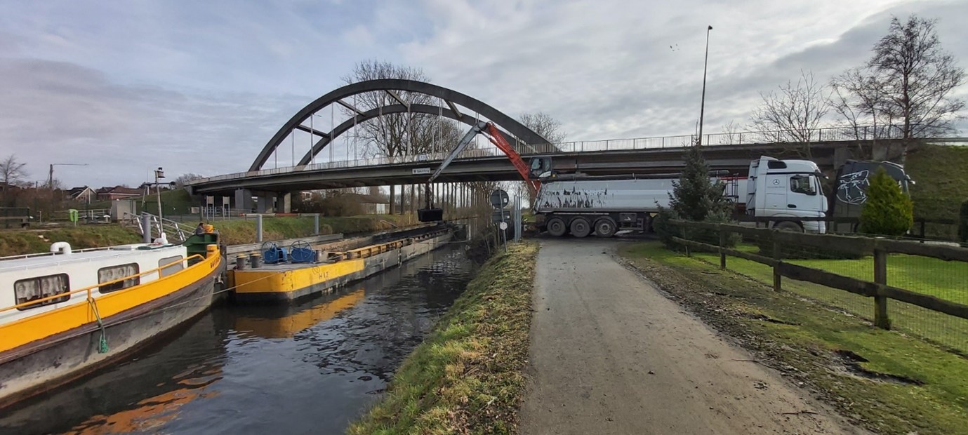 Transhipment of dredged sludge in the Canal de l'Espierre (February 2021)
