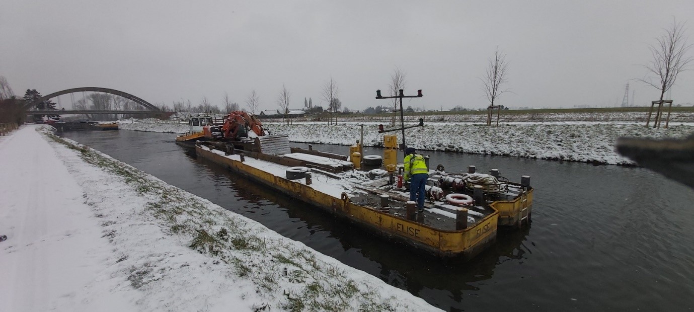 Dredging on the Canal de l'Espierre (February 2021)